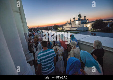 Le Kazakhstan, Kazakhstan, Asie,une procession dans l'Eglise orthodoxe. Banque D'Images