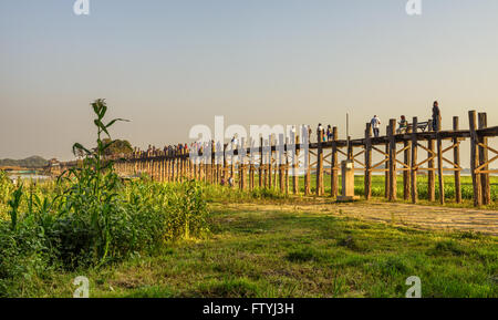 Les gens qui marchent sur le pont U Bein historiques en bois au coucher du soleil Banque D'Images