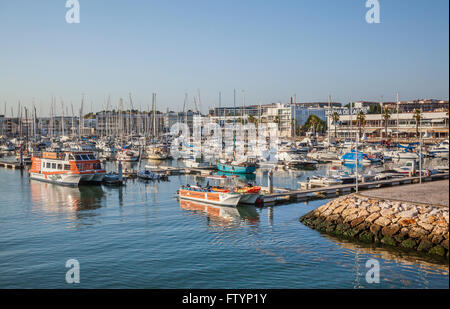 Portugal, Algarve, Lagos, Bensafrim River avec vue sur port de plaisance de Lagos Banque D'Images