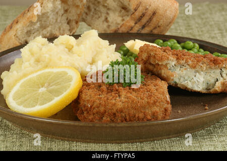 Deux morues fraîches fishcakes avec purée de pommes de terre et les pois Banque D'Images