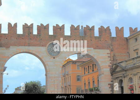 Portoni della Bra, une porte sur la place de la ville de Vérone, Italie Banque D'Images