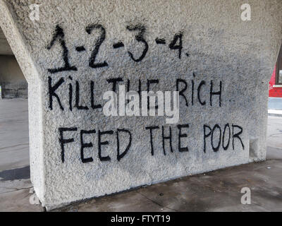 1-2-3-4, tuer les riches, nourrir les pauvres. Protestant contre les graffitis de l'inégalité des revenus. Montréal, Québec, Canada. Banque D'Images