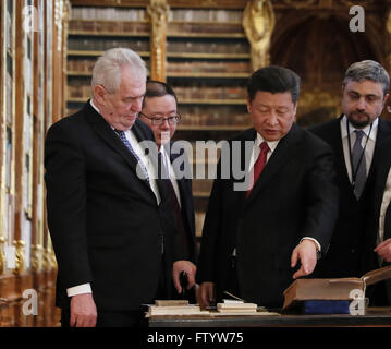 Prague, République tchèque. 30Th Mar, 2016. Le président chinois Xi Jinping (R, à l'avant) et son homologue tchèque Milos Zeman (L'avant), visiter la bibliothèque de Strahov à Prague, en République tchèque, le 30 mars 2016. Credit : Lan Hongguang/Xinhua/Alamy Live News Banque D'Images