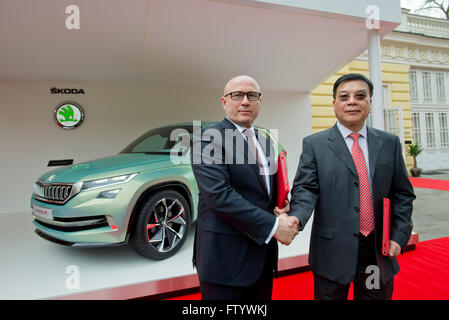 Prague, République tchèque. 30Th Mar, 2016. Constructeur automobile tchèque Skoda Auto CHEF Bernhard Maier (à gauche) et SAIC Motor Corporation Chef Chen Zhixin (à droite) a signé un protocole entre SAIC Motor Volkswagen et Skoda Auto au Forum Zofin à Prague, République tchèque, le mercredi 30 mars, 2016. © Vit Simanek/CTK Photo/Alamy Live News Banque D'Images