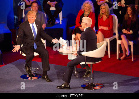 Milwaukee, Wisconsin, États-Unis. Mar 29, 2016. La présidence républicaine, Donald Trump, gauche, parle avec le présentateur de nouvelles CNN ANDERSON COOPER au cours de l'Hôtel de Ville de GOP du Riverside Theatre. © Daniel DeSlover/ZUMA/Alamy Fil Live News Banque D'Images