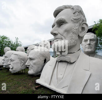 30 mars 2016 - Houston, Texas, États-Unis - chefs présidentielle par le sculpteur David Adickes sont stockés à l'Sculpturworx Adickes Studio jusqu'à une époque où une maison permanente soit trouvée pour eux.(Image Crédit : © Brian Cahn via Zuma sur le fil) Banque D'Images