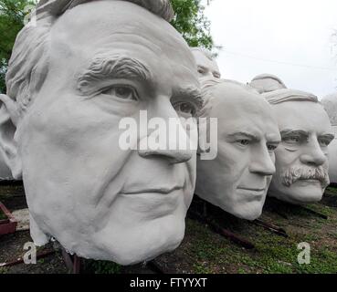 30 mars 2016 - Houston, Texas, États-Unis - chefs présidentielle par le sculpteur David Adickes sont stockés à l'Sculpturworx Adickes Studio jusqu'à une époque où une maison permanente soit trouvée pour eux.(Image Crédit : © Brian Cahn via Zuma sur le fil) Banque D'Images