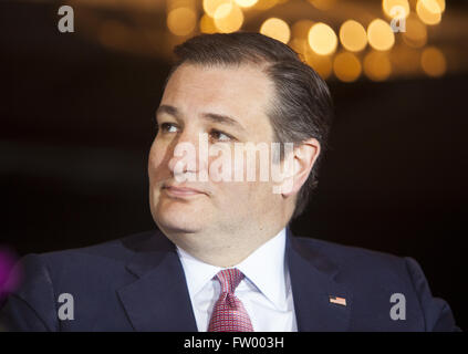 Madison, Wisconsin, USA. 30 mars, 2016. Candidat présidentiel républicain Ted Cruz parle à un groupe de supporters lors d'un rassemblement devant la présidentielles primaires du Wisconsin à Madison, Wisconsin. Credit : 2016 Julia Hansen/ Alamy Live News Banque D'Images