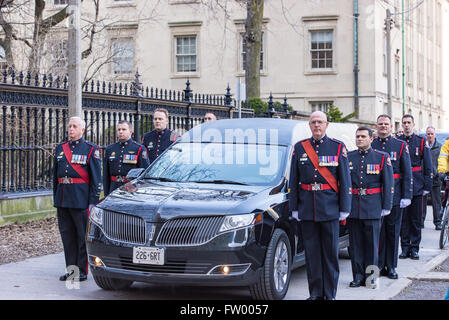 Toronto, Canada. 30 mars, 2016. Ville de Toronto dit au revoir à l'ancien maire Rob Ford. La cérémonie funèbre a défilé de l'Hôtel de ville pour la cathédrale St. James Crédit : Roberto Machado Rodriguez/Alamy Live News Banque D'Images