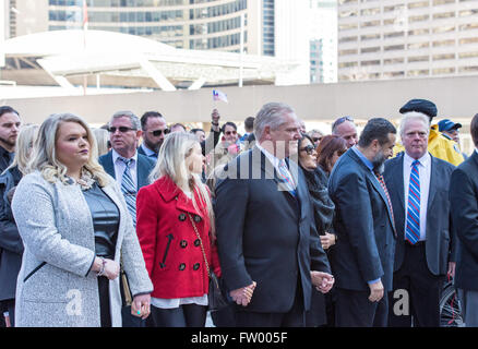 Toronto, Canada. 30 mars, 2016. Ville de Toronto dit au revoir à l'ancien maire Rob Ford. La cérémonie funèbre a défilé de l'Hôtel de ville pour la cathédrale St. James Crédit : Roberto Machado Rodriguez/Alamy Live News Banque D'Images