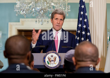 Washington DC, USA. 30 mars, 2016. Le secrétaire d'État américain John Kerry et le ministre des Affaires étrangères nigérian Geoffrey Onyeama nous tenir-Nigeria Commission binationale d'information dans le Traité de l'État américain. Credit : B Christopher/Alamy Live News Banque D'Images