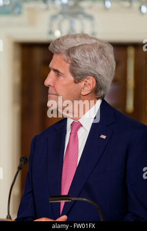 Washington DC, USA. 30 mars, 2016. Le secrétaire d'État américain John Kerry et le ministre des Affaires étrangères nigérian Geoffrey Onyeama nous tenir-Nigeria Commission binationale d'information dans le Traité de l'État américain. Credit : B Christopher/Alamy Live News Banque D'Images