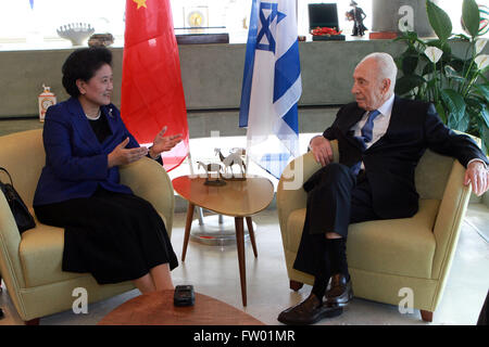 (160330) -- TEL AVIV, 30 mars (Xinhua) -- le vice-Premier ministre chinois Liu Yandong (L) rencontre avec l'ancien président israélien Shimon Peres, au Centre Peres pour la paix dans la ville côtière israélienne de Tel Aviv, le 30 mars 2016. Lors de la réunion avec l'ancien président israélien Shimon Peres, Liu a dit qu'elle croit fermement qu'il y a une perspective lumineuse pour China-Israel la coopération pragmatique. Liu a fait part des dirigeants chinois salutations à Peres et félicité pour son importante contribution au développement des relations bilatérales. (Xinhua / Gil Cohen Magen) Banque D'Images