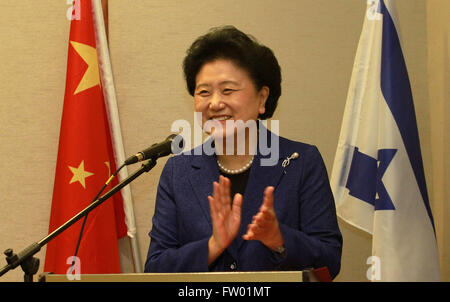 (160330) -- TEL AVIV, 30 mars (Xinhua) -- le vice-Premier ministre chinois Liu Yandong assiste à un séminaire sur l'China-Israel la coopération dans le domaine de la santé à Tel Aviv, Israël, le 30 mars 2016. Le séminaire d'adressage, Vice-Premier ministre chinois Liu Yandong a présenté une proposition en trois points pour renforcer la coopération en matière de santé, qui appelle à un renforcement de la coopération dans les domaines de la médecine régénérative et cellules souches, ainsi que pour un renforcement de l'échange. (Xinhua / Gil Cohen Magen) Banque D'Images