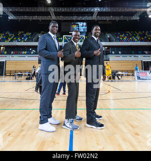 Londres, Royaume-Uni. 30 mars 2016. London Irish Lions entraîneurs Laurent (à gauche), Nigel Lloyd (entraîneur-chef, au milieu) et Richard Youngblood (droite) sourire et plaisanter après la London Lions contre Cheshire Phoenix jeu BBL à l'Arène de cuivre dans le parc olympique. Les Lions 79-69 London win Crédit : Imageplotter News et Sports/Alamy Live News Banque D'Images