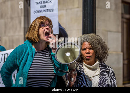 Brooklyn, États-Unis. 30Th Mar, 2016. Résident de Brooklyn Ann McDermott, parlant au "dont la ville ? Notre ville !" campagne conférence de presse et à l'extérieur de la Communauté Speak-Out Brooklyn Borough Hall Crédit : Erik Mc Gregor/Pacific Press/Alamy Live News Banque D'Images