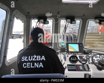 Gedansk, Pologne. Mar 19, 2016. Membre de l'administration des douanes pour la prévention du crime en mer constitue un navire des douanes au port d'Gedansk, Pologne, 19 mars 2016. Photo : EVA KRAFCZYK/dpa/Alamy Live News Banque D'Images