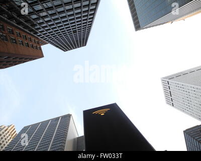New York, USA. Mar 23, 2016. Un LinkNYC est parmi les gratte-ciel de la station de New York, États-Unis, 23 mars 2016. Ces stations disposent d'une connexion Wi-Fi gratuite dans la ville. Photo : JOHANNES SCHMITT-TEGGE/dpa/Alamy Live News Banque D'Images