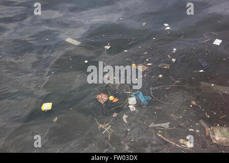 Rio de Janeiro, Brésil. 30 mars, 2016. Environ quatre mois manquants pour les Jeux Olympiques de 2016 et les niveaux de pollution dans la baie de Guanabara reste critique. Le site sera utilisé pour les compétitions de voile. Cette image, capturé dans l'après-midi du mercredi est une scène commune dans les environs de musée de demain, qui est baignée par les eaux putrides de la baie de Guanabara. © Luiz Souza/Alamy Live News Banque D'Images