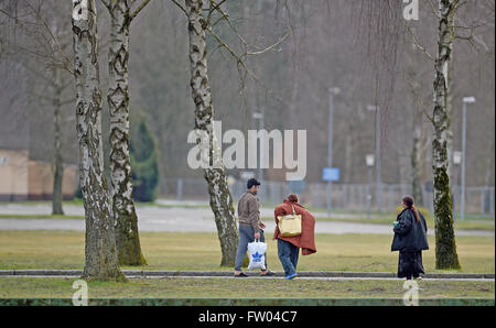 Praha,. 30Th Mar, 2016. Les réfugiés à pied à travers le site du camp de réfugiés de Fallingbostel Ost d'hébergement à Bad Fallingbostel, Allemagne, 30 mars 2016. Environ 850 sont actuellement logés au Camp Ost. Photo : HOLGER HOLLEMANN/dpa/Alamy Live News Banque D'Images