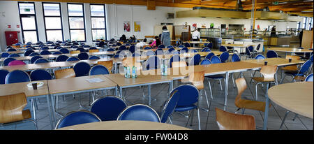 Praha,. 30Th Mar, 2016. Les réfugiés s'asseoir dans une salle à manger au camp de réfugiés de Fallingbostel Ost d'hébergement à Bad Fallingbostel, Allemagne, 30 mars 2016. Environ 850 sont actuellement logés au Camp Ost. Photo : HOLGER HOLLEMANN/dpa/Alamy Live News Banque D'Images