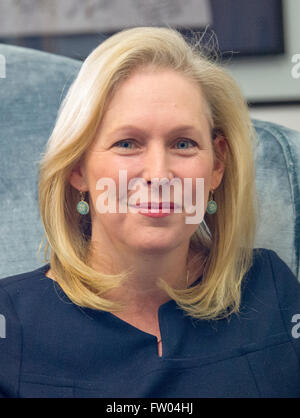 Washington DC, USA. 30 mars, 2016. États-unis le sénateur Kirsten Gillibrand (démocrate de New York) qu'elle rencontre avec le juge Merrick Garland, juge en chef de la Cour d'Appel du District de Columbia, qui est le président américain Barack Obama a choisi de remplacer le juge Antonin Scalia associé tardif sur la Cour suprême des États-Unis, dans son bureau de la colline du Capitole à Washington, DC le Mercredi, Mars 30, 2016. Credit : Ron Sachs/CNP - AUCUN FIL SERVICE - Banque D'Images