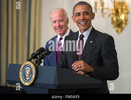 Washington DC, USA. 30 mars, 2016. Le président des États-Unis Barack Obama, rejoint par le Vice-président américain Joe Biden, partager un rire comme Obama prononce une allocution à la Prière de Pâques Petit-déjeuner à la Maison Blanche à Washington, DC Le 30 mars 2016. Dpa : Crédit photo alliance/Alamy Live News Banque D'Images