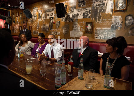 Washington DC, USA. 31 mars, 2016. Le président des États-Unis Barack Obama parle aux médias après avoir déjeuner avec anciennement incarcérées les personnes qui ont reçu les commutations, garçons et Bus au restaurant poètes à Washington, DC Le 30 mars 2016. Obama a commué 61 peines supplémentaires aujourd'hui. Dpa : Crédit photo alliance/Alamy Live News Banque D'Images