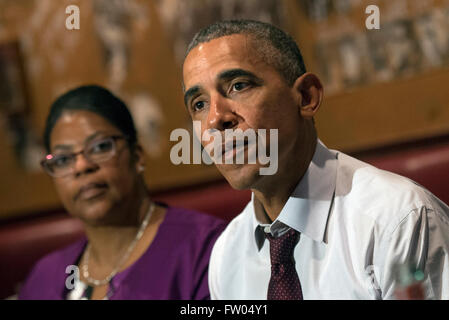 Washington DC, USA. 31 mars, 2016. Le président des États-Unis Barack Obama parle aux médias après avoir déjeuner avec anciennement incarcérées les personnes qui ont reçu les commutations, y compris Ramona Brant (L), aux arrêts de bus et les garçons restaurant poètes à Washington, DC Le 30 mars 2016. Obama a commué 61 peines supplémentaires aujourd'hui. Dpa : Crédit photo alliance/Alamy Live News Banque D'Images