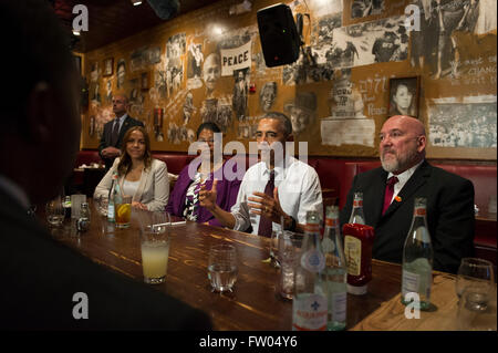 Washington DC, USA. 31 mars, 2016. Le président des États-Unis Barack Obama parle aux médias après avoir déjeuner avec anciennement incarcérées les personnes qui ont reçu les commutations, garçons et Bus au restaurant poètes à Washington, DC Le 30 mars 2016. Obama a commué 61 peines supplémentaires aujourd'hui. Dpa : Crédit photo alliance/Alamy Live News Banque D'Images