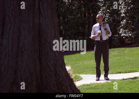 Washington DC, USA. 31 mars, 2016. Le président des États-Unis Barack Obama attend sur la pelouse Sud alors qu'il retourne à la Maison Blanche après avoir déjeuner avec anciennement incarcérées les personnes qui ont reçu les commutations, à Washington, DC Le 30 mars 2016. Dpa : Crédit photo alliance/Alamy Live News Banque D'Images