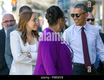 Washington DC, USA. 31 mars, 2016. Le président des États-Unis Barack Obama marche avec les ex-détenus alors qu'il arrive à une table ronde avec anciennement incarcérées les personnes qui ont reçu les commutations, à Washington, DC Le 30 mars 2016. Dpa : Crédit photo alliance/Alamy Live News Banque D'Images