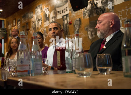 Washington DC, USA. 31 mars, 2016. Le président des États-Unis Barack Obama parle aux médias après avoir déjeuner avec anciennement incarcérées les personnes qui ont reçu les commutations, garçons et Bus au restaurant poètes à Washington, DC Le 30 mars 2016. Obama a commué 61 peines supplémentaires aujourd'hui. Dpa : Crédit photo alliance/Alamy Live News Banque D'Images