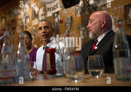 Washington DC, USA. 31 mars, 2016. Le président des États-Unis Barack Obama parle aux médias après avoir déjeuner avec anciennement incarcérées les personnes qui ont reçu les commutations, garçons et Bus au restaurant poètes à Washington, DC Le 30 mars 2016. Obama a commué 61 peines supplémentaires aujourd'hui. Dpa : Crédit photo alliance/Alamy Live News Banque D'Images