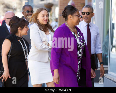 Washington DC, USA. 31 mars, 2016. Le président des États-Unis Barack Obama marche avec les ex-détenus alors qu'il arrive à une table ronde avec anciennement incarcérées les personnes qui ont reçu les commutations, à Washington, DC Le 30 mars 2016. Dpa : Crédit photo alliance/Alamy Live News Banque D'Images