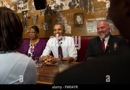 Washington DC, USA. 31 mars, 2016. Le président des États-Unis Barack Obama parle aux médias après avoir déjeuner avec anciennement incarcérées les personnes qui ont reçu les commutations, y compris Ramona Brant (L) et Phillip Emmert (R), au niveau Bus Boys et poètes restaurant à Washington, DC Le 30 mars 2016. Obama a commué 61 peines supplémentaires aujourd'hui. Dpa : Crédit photo alliance/Alamy Live News Banque D'Images