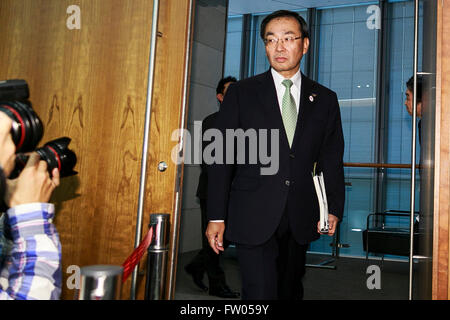 Tokyo, Japon. 31 mars, 2016. Le président Kazuhiro Tsuga Panasonic assiste à une conférence de presse au siège de la société le 31 mars 2016, à Tokyo, Japon. Panasonic a annoncé qu'elle s'attend à ce que les ventes de 8,8 billions de yens (78,28 milliards de dollars) pour l'exercice 2018, 12 pour cent de moins que sa prévision précédente de 10 billions de yens en raison d'une économie mondiale incertaine. Credit : Rodrigo Reyes Marin/AFLO/Alamy Live News Banque D'Images