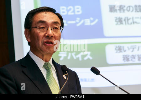 Tokyo, Japon. 31 mars, 2016. Panasonic président Kazuhiro Tsuga prend la parole lors d'une conférence de presse au siège de la société le 31 mars 2016, à Tokyo, Japon. Panasonic a annoncé qu'elle s'attend à ce que les ventes de 8,8 billions de yens (78,28 milliards de dollars) pour l'exercice 2018, 12 pour cent de moins que sa prévision précédente de 10 billions de yens en raison d'une économie mondiale incertaine. Credit : Rodrigo Reyes Marin/AFLO/Alamy Live News Banque D'Images