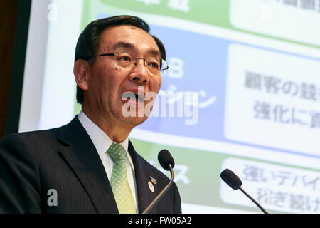 Tokyo, Japon. 31 mars, 2016. Panasonic président Kazuhiro Tsuga prend la parole lors d'une conférence de presse au siège de la société le 31 mars 2016, à Tokyo, Japon. Panasonic a annoncé qu'elle s'attend à ce que les ventes de 8,8 billions de yens (78,28 milliards de dollars) pour l'exercice 2018, 12 pour cent de moins que sa prévision précédente de 10 billions de yens en raison d'une économie mondiale incertaine. Credit : Rodrigo Reyes Marin/AFLO/Alamy Live News Banque D'Images