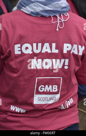 Motherwell, North Lanarkshire, GBR - 31 mars : les membres et les partisans de GMB Scotland ont participé à une manifestation pour l'égalité de rémunération le jeudi 31 mars 2016 à Motherwell, dans le North Lanarkshire. L'Union appelle le conseil du Lanarkshire du Nord à régler ses réclamations ou à faire face à une action en justice. Banque D'Images