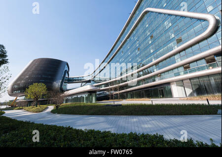 Fichier. Mar 31, 2016. Architecte ZAHA HADID, dont les créations : le centre aquatique olympique de Londres, a décédé à l'âge de 65 ans. Irakienne, cette année, elle a été la première femme à recevoir l'Institut Royal des Architectes britanniques Médaille d'or en reconnaissance de son travail. Elle est décédée à la suite d'une crise cardiaque le jeudi dans un hôpital de Miami, où elle était soignée pour une bronchite. Ses créations ont été commandés dans le monde entier, y compris Hong Kong, l'Allemagne et l'Azerbaïdjan. Sur la photo : le 3 novembre 2014 - Lingkong Soho, le tout nouveau point de repère de Shanghai. Il a été conçu par Zaha Hadid et célèbre pour son étrange Banque D'Images