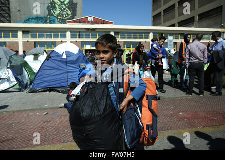 Le Pirée, Grèce. Mar 31, 2016. Un garçon transporte ses affaires au port du Pirée. Il y a 38 familles (environ 300 personnes) les réfugiés et les migrants qui vivent dans un camp de fortune dans le port du Pirée, sont transportés dans un camp à l'ouest de la ville grecque Kyllini, après les affrontements entre les Syriens et les Afghans dans la nuit de mercredi, Mars 30, 2016. © Panayotis Tzamaros/Pacific Press/Alamy Live News Banque D'Images