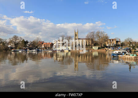 Hampton, Londres, Royaume-Uni. Le 31 mars 2016. Ciel bleu sur l'église St Mary à côté de la Tamise à Londres, Hampton. Credit : Julia Gavin UK/Alamy Live News Banque D'Images