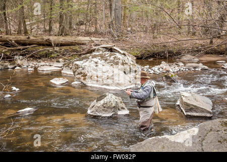 Angler prendre et relâcher sur la branche sud de la rivière Raritan dans New York, New Jersey. Banque D'Images