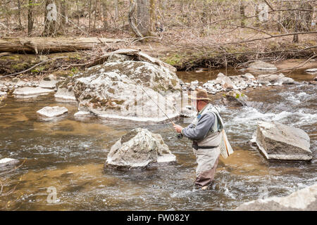 Angler prendre et relâcher sur la branche sud de la rivière Raritan dans New York, New Jersey. Banque D'Images