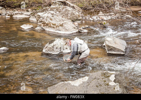 Angler prendre et relâcher sur la branche sud de la rivière Raritan dans New York, New Jersey. Banque D'Images