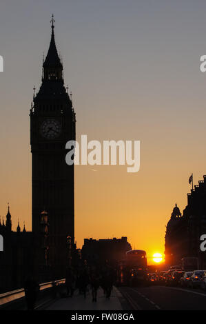 Silhouette de Big Ben et du pont de Westminster au coucher du soleil, Londres Angleterre Royaume-Uni Banque D'Images