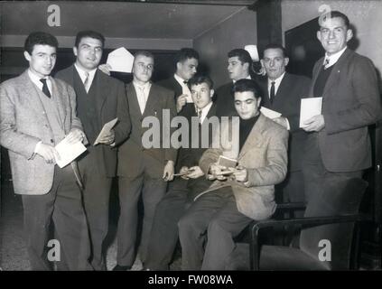 1961 - défendra les couleurs françaises à Édimbourg:quelques heures avant leur départ pour Paris, certains membres de l'Équipe nationale de rugby qui jouera contre l'Ecosse samedi. (Ltor)1ère rangée : Dufau, Roucaries, Dupuy, Trreilles et 2ème rangée Pauthe Vigier et Chevalier. © Keystone Photos USA/ZUMAPRESS.com/Alamy Live News Banque D'Images