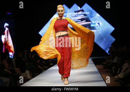 Katmandou, Népal. Mar 31, 2016. Un modèle podium sur la piste lors de la deuxième journée de la fashion week le Népal aussi connu sous le nom de l'Himalayan Times TGIF Népal Fashion Week au Hyatt Regency à Katmandou, au Népal, le jeudi, 31 mars 2016. Des célébrités et des modèles de mode du monde entier viennent à représenter pour les concepteurs de promouvoir leurs conceptions. L'événement est le plus haut de la semaine de la mode du pays organisé annuellement par l'Himalayan Times, l'un des principaux et plus grand quotidien anglophone de vente au Népal. La fashion week dure 4 jours avec paillettes et le glamour sur la passerelle. (Crédit Image : © Skanda Gau Banque D'Images