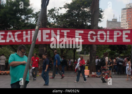 Sao Paulo, Brésil. Mar 31, 2016. Il y a une manifestation contre la décision du tribunal d'essayer de destituer le Président Dilma Rousseff du trône, et des gens sont venus à l'appui du gouvernement crier et avoir manifesté à la partie centrale de Sao Paulo. © Anthony Adeleke Fote/Pacific Press/Alamy Live News Banque D'Images